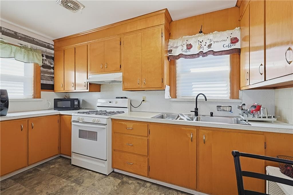 Single Family Residence at 86 Stedman Avenue, Pawtucket, photo 11 of 35