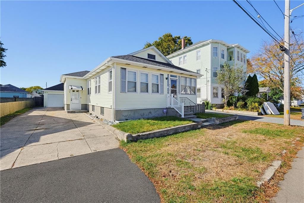Single Family Residence at 86 Stedman Avenue, Pawtucket, photo 4 of 35