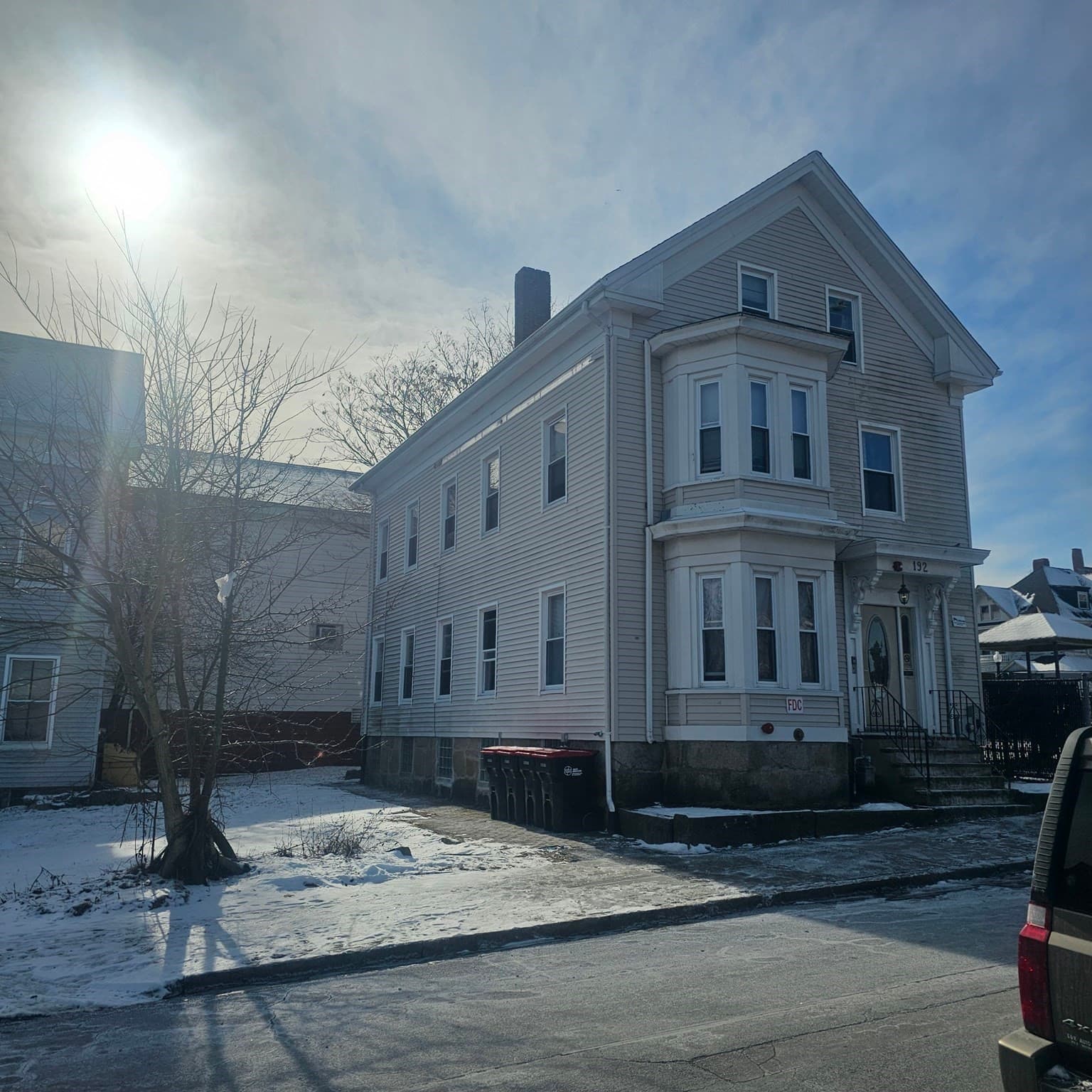 5+ Family - Rooming House at 192 Walnut St, New Bedford MA 02740, photo 2 of 9