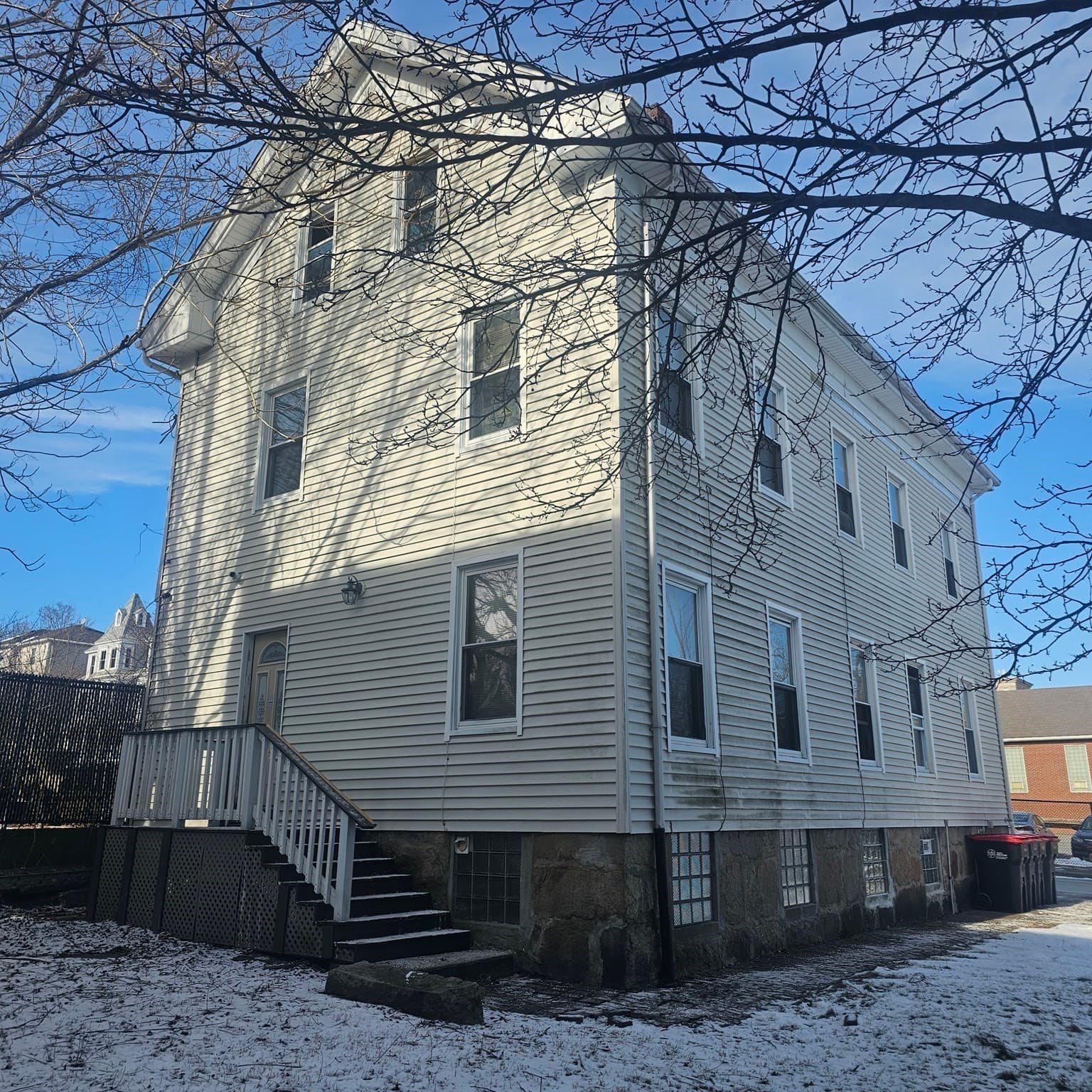 5+ Family - Rooming House at 192 Walnut St, New Bedford MA 02740, photo 3 of 9