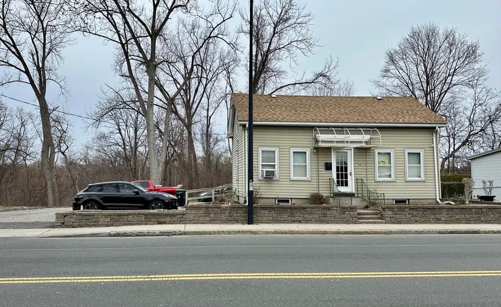 799 Front St, Chicopee MA 01020