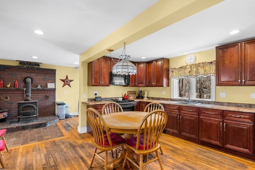 Single Family Residence at 231 West Main St, Georgetown MA 01833, Georgetown, photo 6 of 29