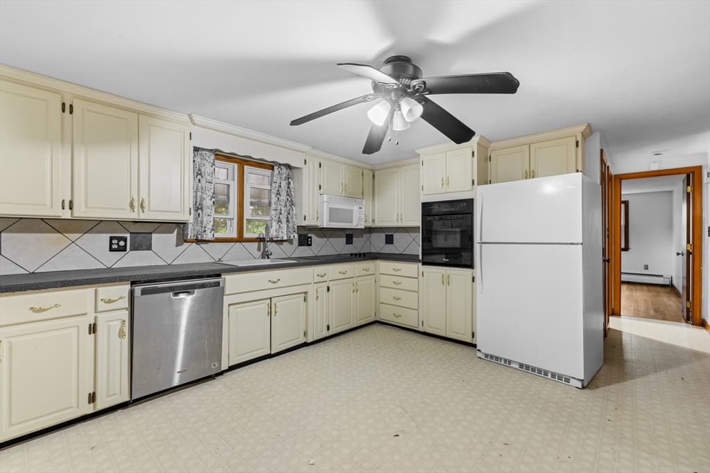 Single Family Residence at 8 North St, Bridgewater MA 02324, Bridgewater, photo 5 of 40