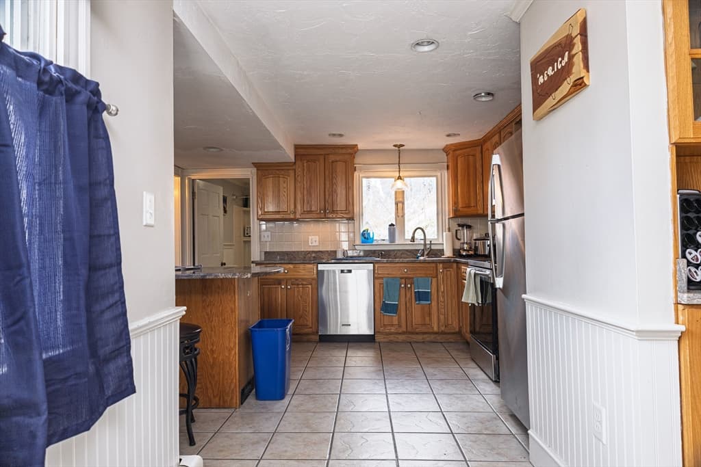 Single Family Residence at 166 Hull St, Hingham MA 02043, photo 7 of 25