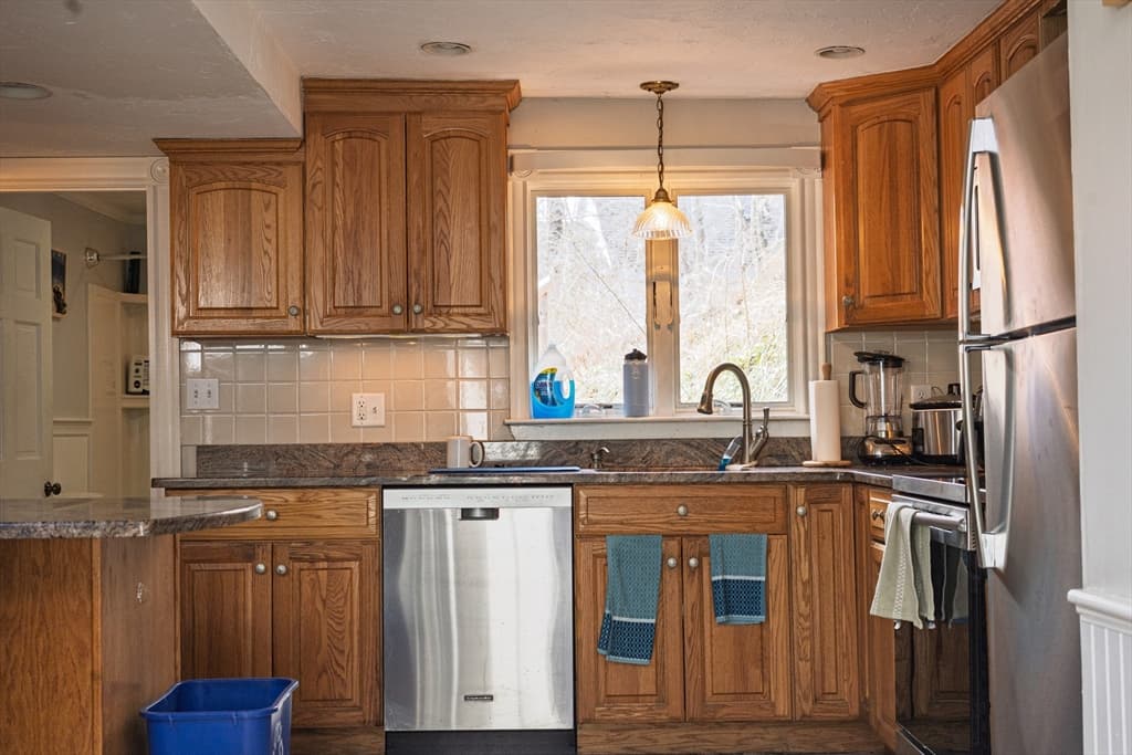 Single Family Residence at 166 Hull St, Hingham MA 02043, photo 8 of 25