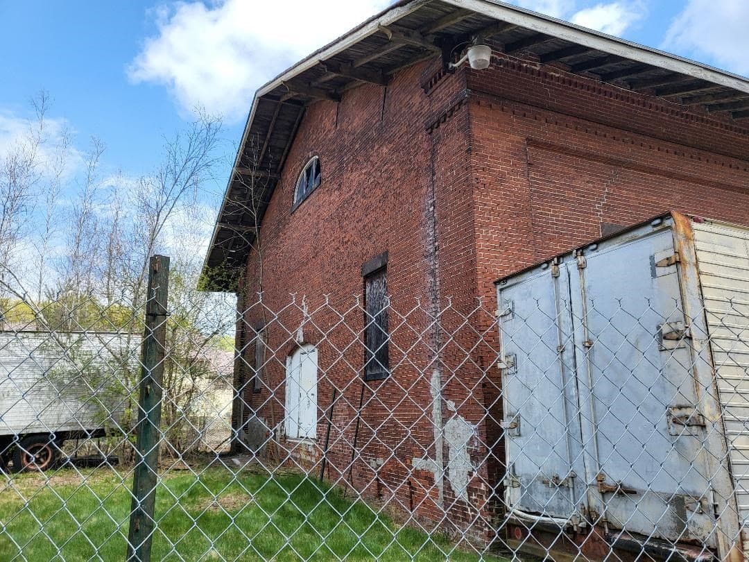 14 Freight House, West Brookfield MA 01585