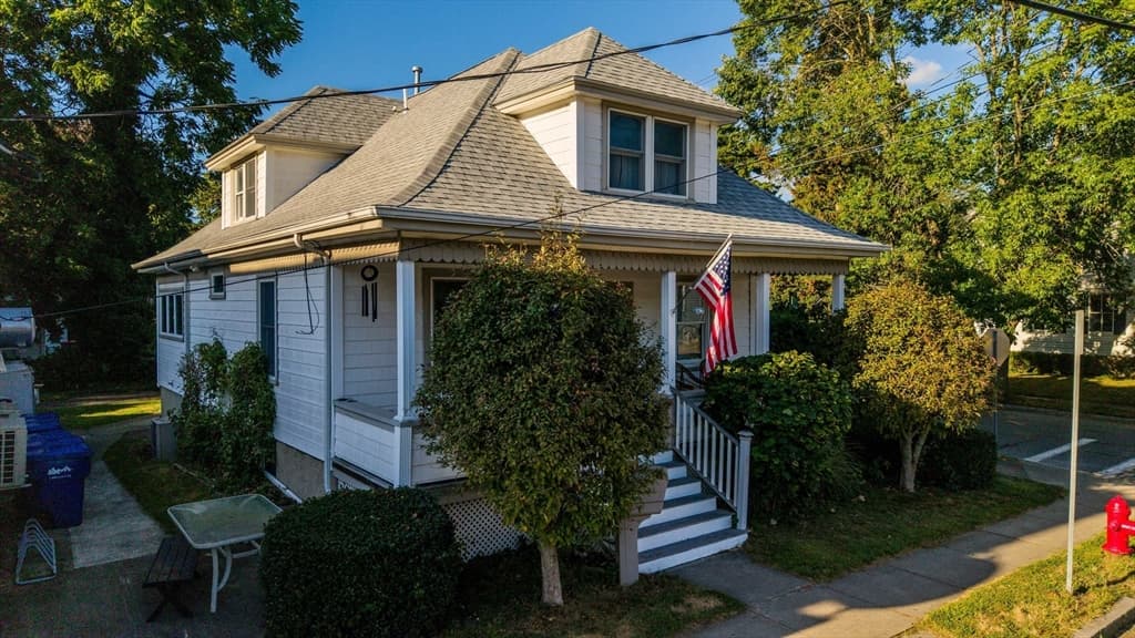 Single Family Residence at 58-60 Washington Street, Fairhaven MA 02719, photo 4 of 25