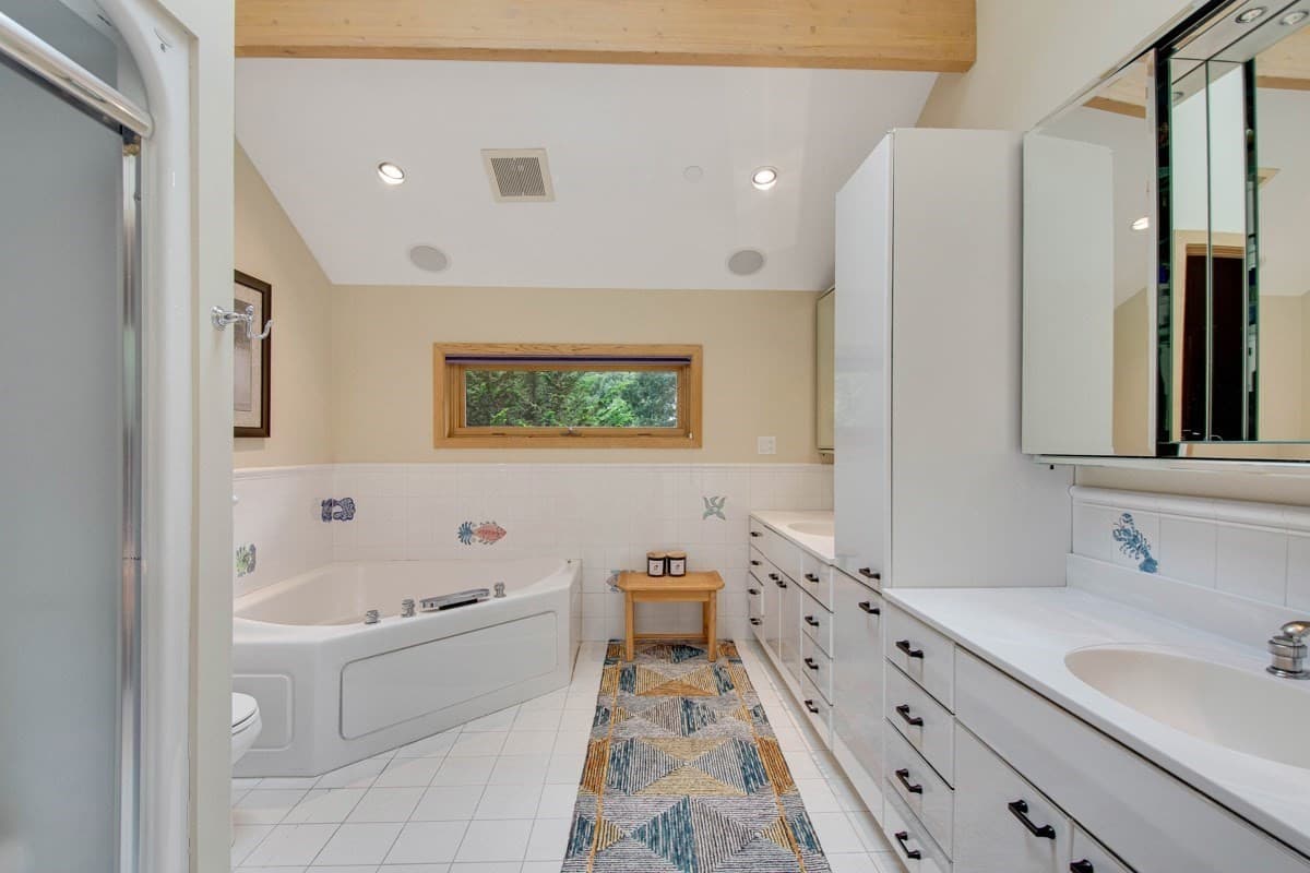 Single Family Residence at 6 Mountain View Dr, Framingham MA 01701, photo 16 of 37