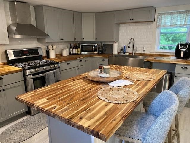 Single Family Residence at 200 Great Neck Rd, Wareham MA 02571, photo 3 of 14