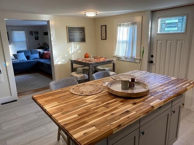 Single Family Residence at 200 Great Neck Rd, Wareham MA 02571, photo 4 of 14