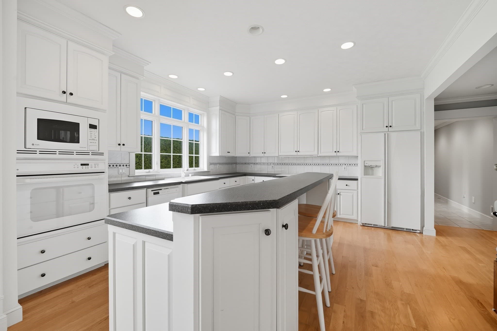 Single Family Residence at 4 Sunrise Cir, South Hadley MA 01075, photo 9 of 42