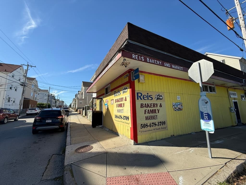 208 Snell St, Fall River MA 02721