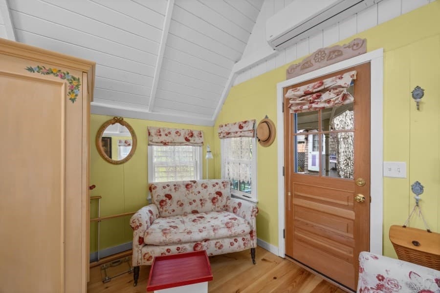 Single Family Residence at 2 Lincoln Ave, Oak Bluffs MA 02557, photo 5 of 20