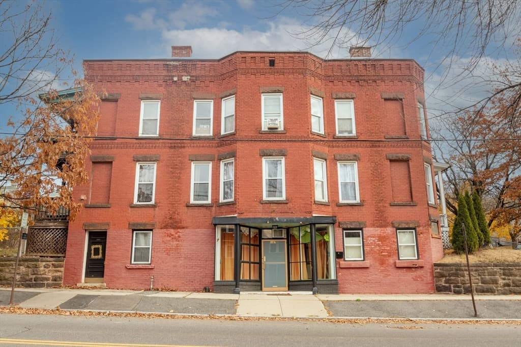301-303 Linden St, Holyoke MA 01040