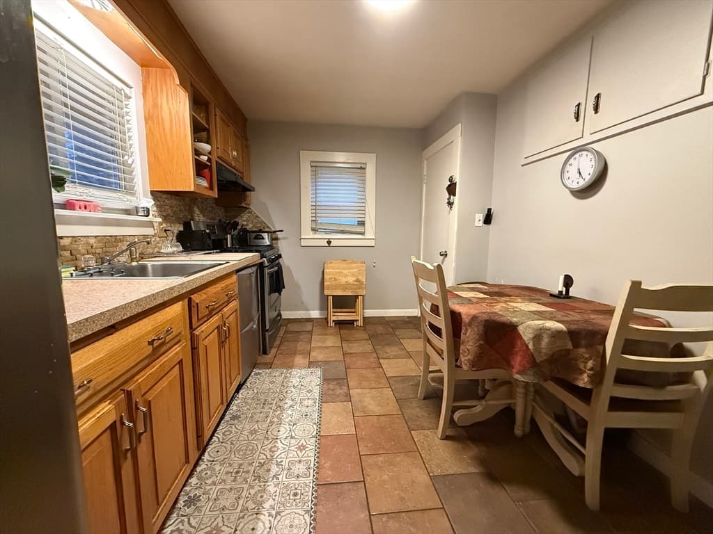 Single Family Residence at 178 Lafayette St, New Bedford MA 02745, photo 5 of 12