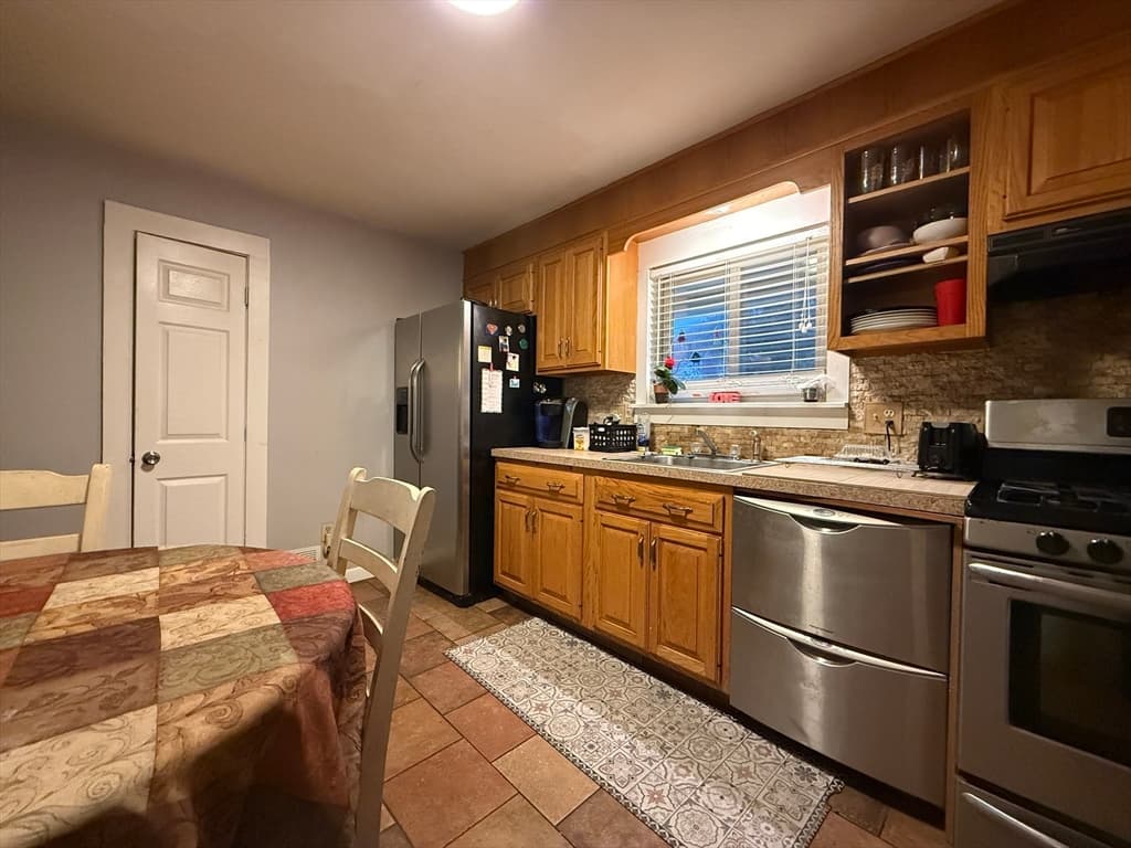 Single Family Residence at 178 Lafayette St, New Bedford MA 02745, photo 4 of 12
