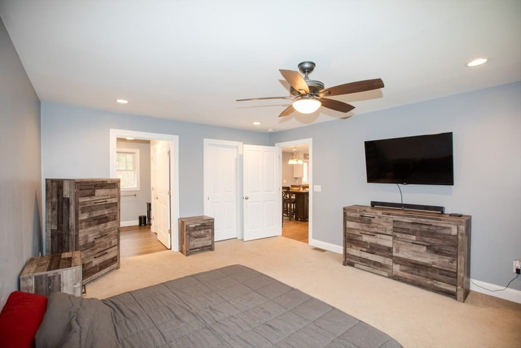 Single Family Residence at 33 Rhinecliffe Road, Swansea MA 02777, photo 12 of 37