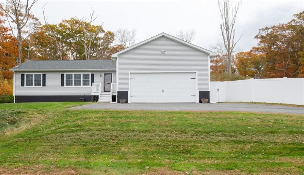 33 Rhinecliffe Road, Swansea MA 02777