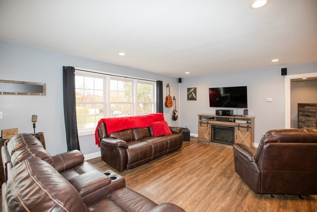 Single Family Residence at 33 Rhinecliffe Road, Swansea MA 02777, photo 9 of 37