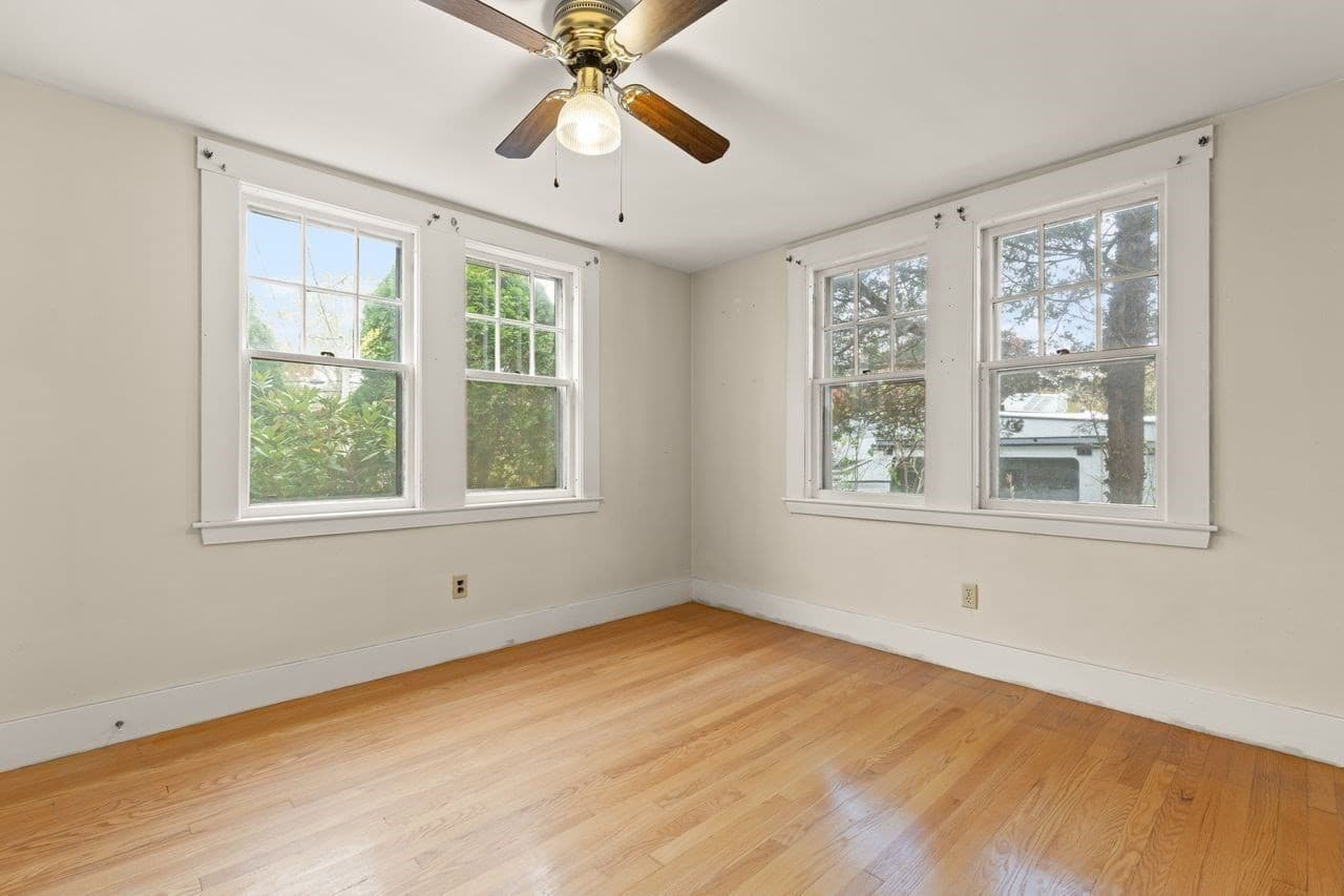 Single Family Residence at 10 Oak St, Wareham MA 02571, photo 6 of 41