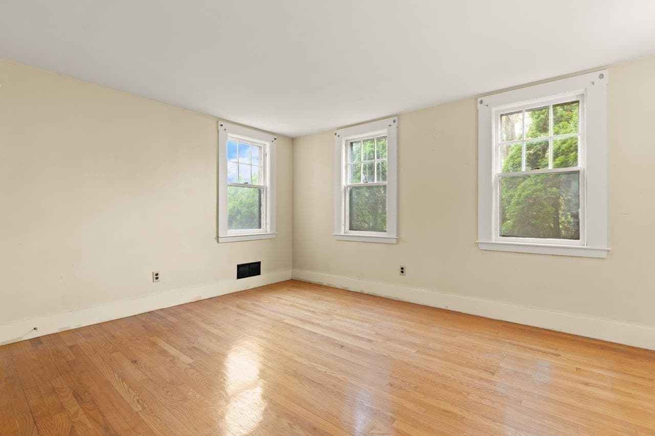 Single Family Residence at 10 Oak St, Wareham MA 02571, photo 10 of 41