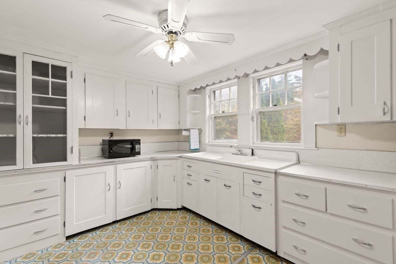 Single Family Residence at 10 Oak St, Wareham MA 02571, photo 8 of 41
