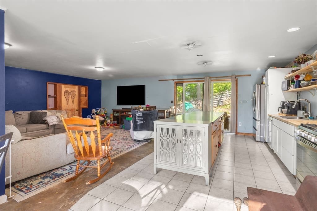 3 Family at 368 Essex Ave, Gloucester MA 01930, Gloucester, photo 4 of 31