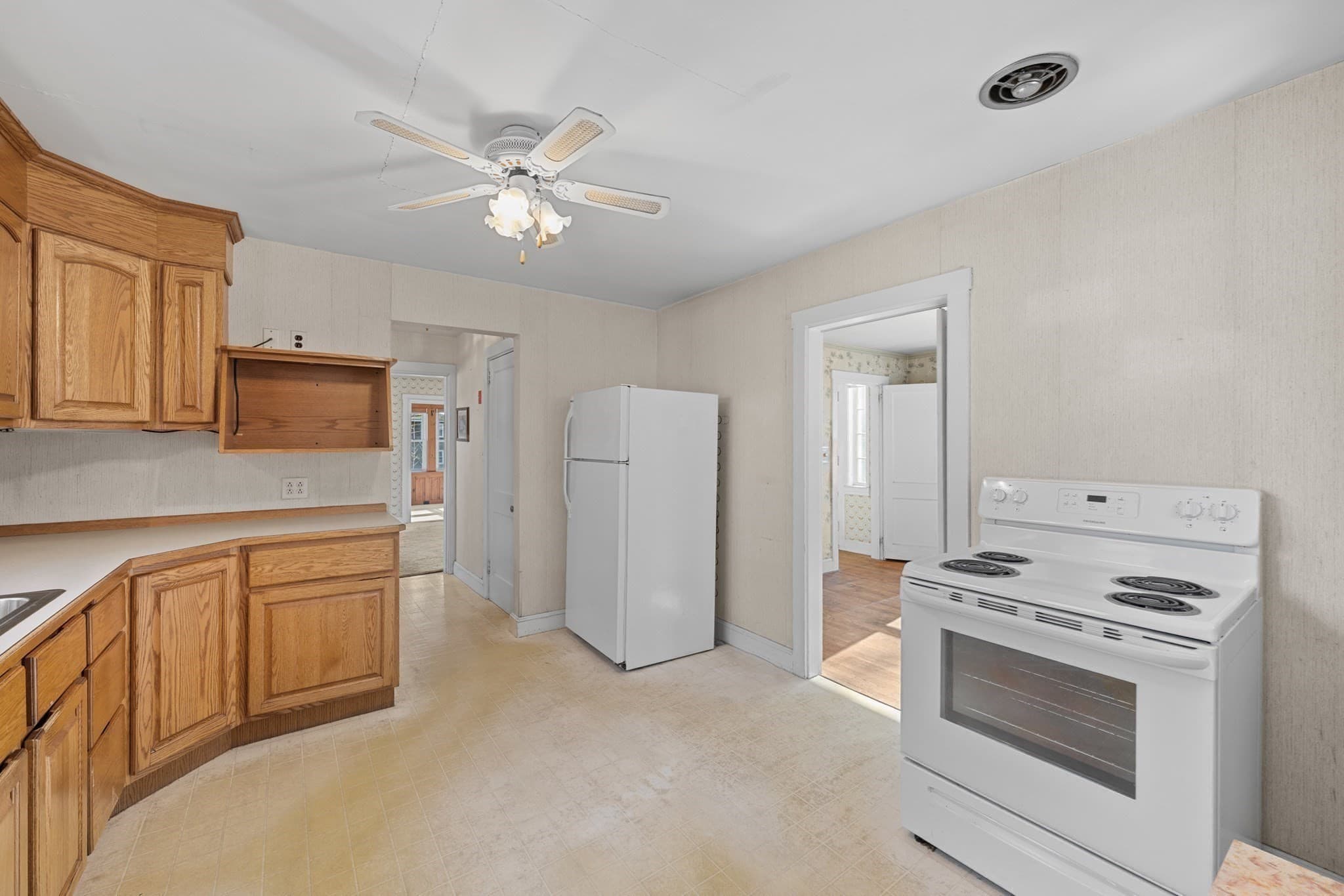 Single Family Residence at 212 Pearl St, Gardner MA 01440, photo 3 of 41