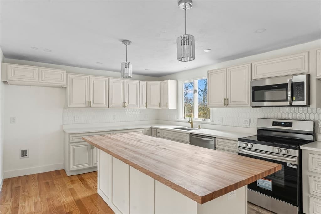 Single Family Residence at 32 Laurel Ln, Raynham MA 02767, photo 6 of 30