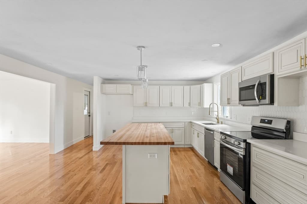 Single Family Residence at 32 Laurel Ln, Raynham MA 02767, photo 5 of 30