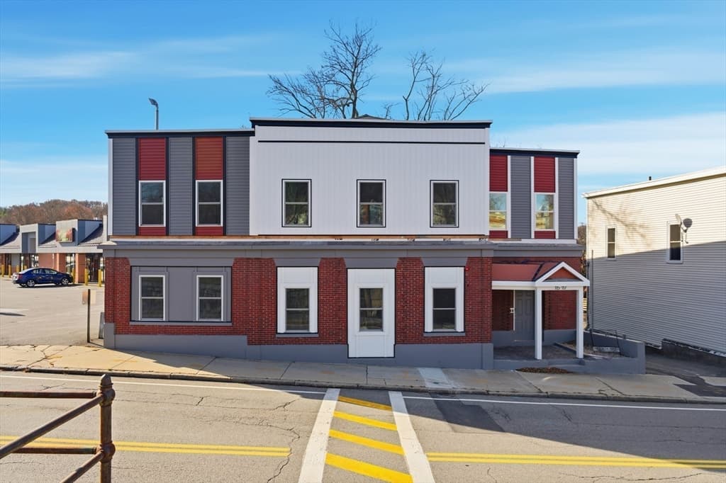 Condominium at 115-117 Mechanic # 4, Clinton MA 01510, photo 18 of 27