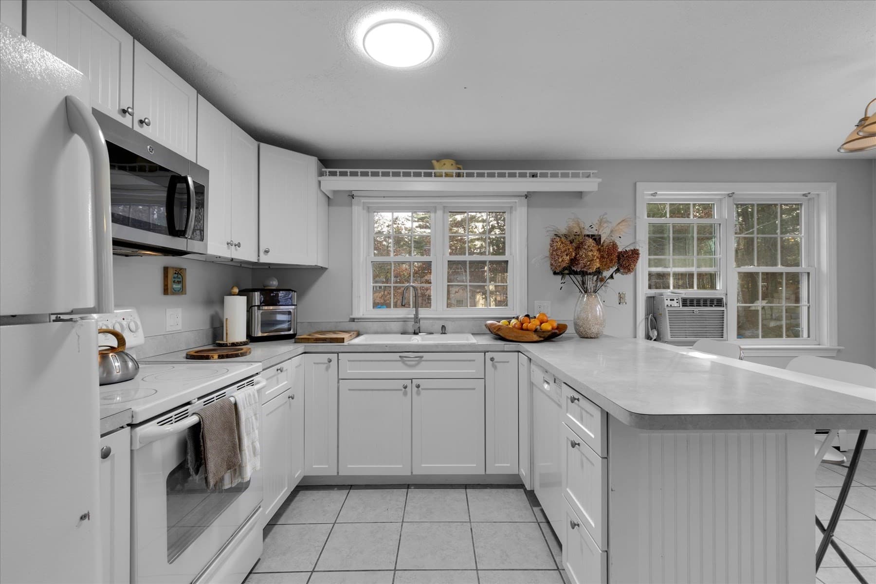 Single Family Residence at 116 Franklin Ter, Tisbury MA 02568, photo 8 of 38