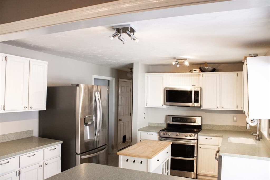 Single Family Residence at 25 Bear Hill Rd, Gardner MA 01440, photo 6 of 39