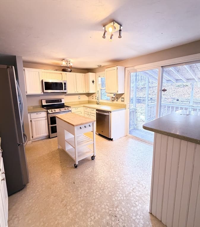 Single Family Residence at 25 Bear Hill Rd, Gardner MA 01440, photo 7 of 39