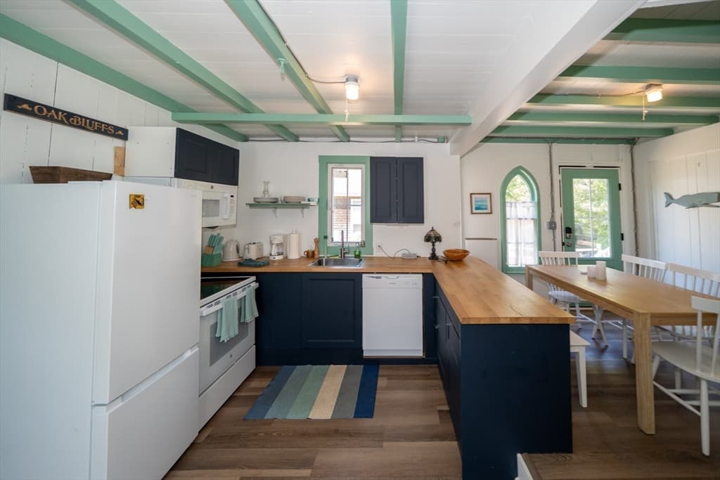 Single Family Residence at 9 Brunswick, Oak Bluffs MA 02557, photo 13 of 36