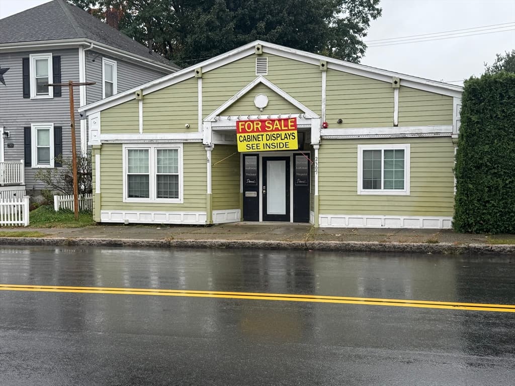 2307 Acushnet Ave, New Bedford MA 02745