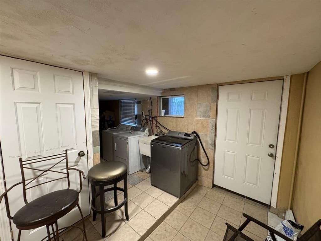 3 Family at 27 Harlow St, Worcester MA 01605, Worcester, photo 27 of 32