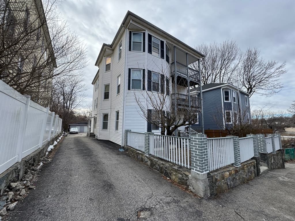 3 Family at 27 Harlow St, Worcester MA 01605, Worcester, photo 2 of 32