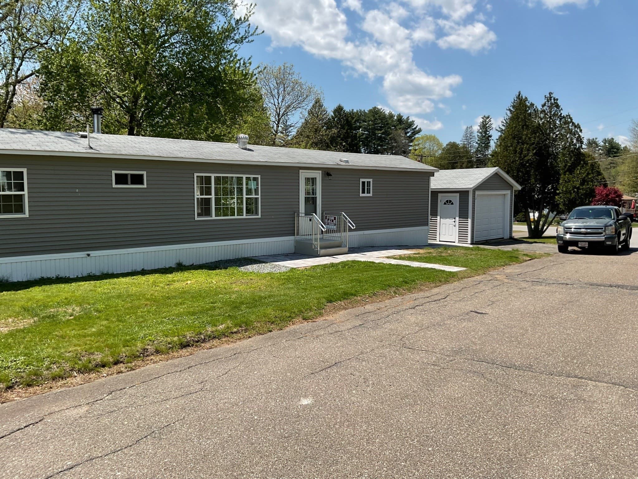 2 Sunnydale Circle, Brimfield MA 01001