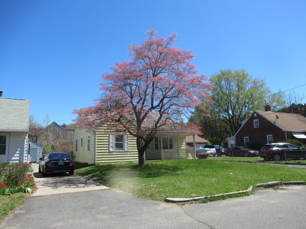 Single Family Residence at 33 Connolly St, Springfield MA 01151, Springfield, photo 2 of 15