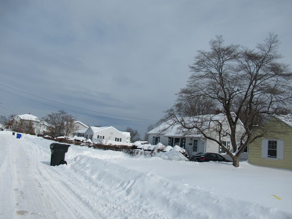 Single Family Residence at 33 Connolly St, Springfield MA 01151, Springfield, photo 9 of 15