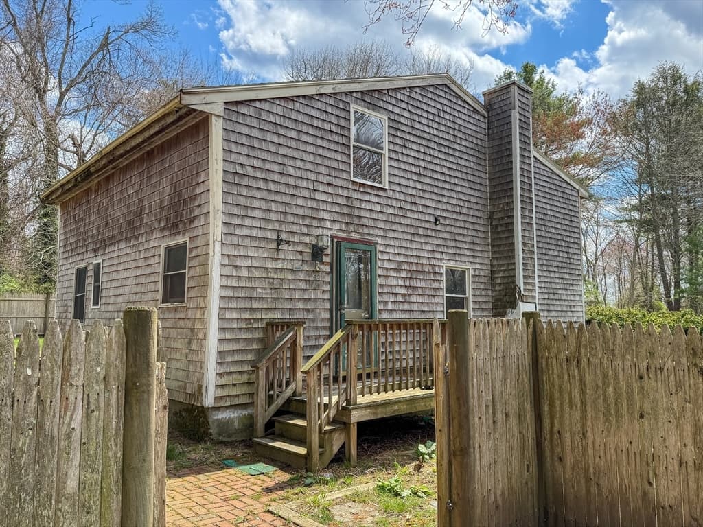 23 Fifth Ave, Lakeville MA 02347
