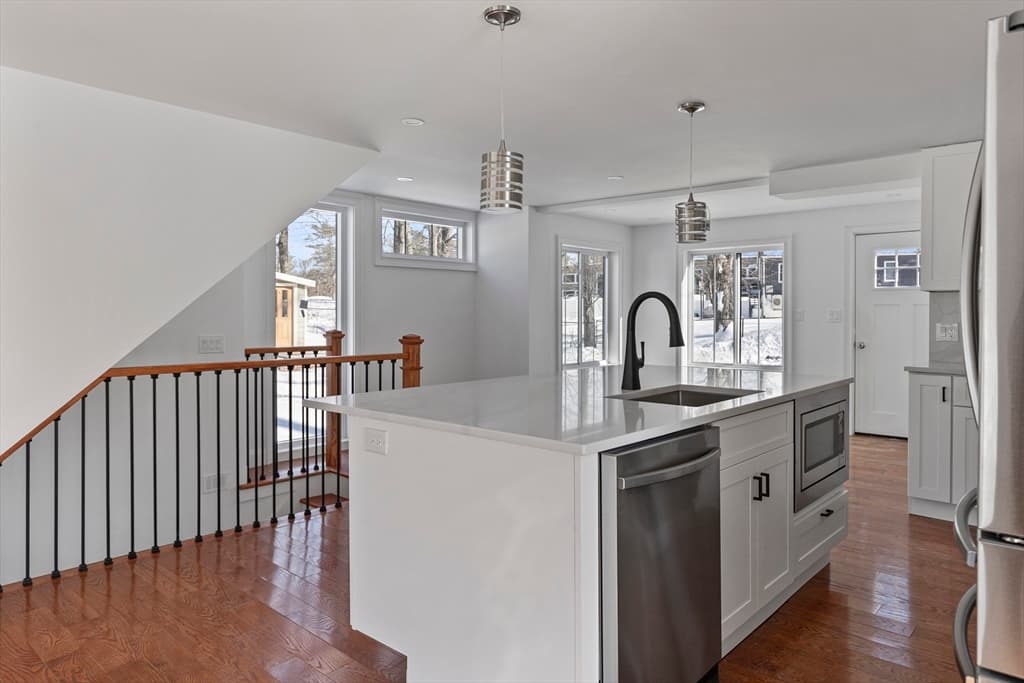 Single Family Residence at 6 Hillside Rd, Northborough MA 01532, photo 7 of 30