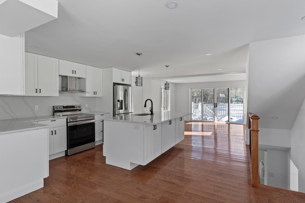 Single Family Residence at 6 Hillside Rd, Northborough MA 01532, photo 5 of 30