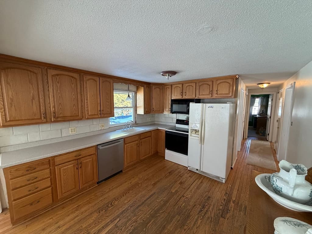 Single Family Residence at 88 Country Rd, Agawam MA 01001, photo 9 of 21