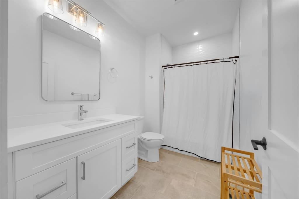Condominium at 133 Boardman St, Boston MA 02128, Boston, photo 13 of 19