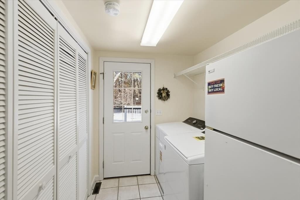 Single Family Residence at 32 Niagara Lane, Yarmouth MA 02673, photo 16 of 40