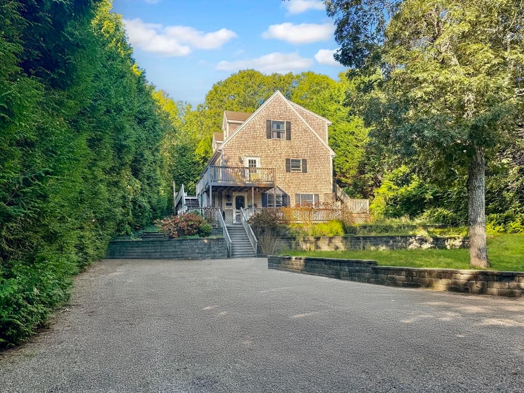 22 Old Lighthouse Road, Tisbury MA 02568