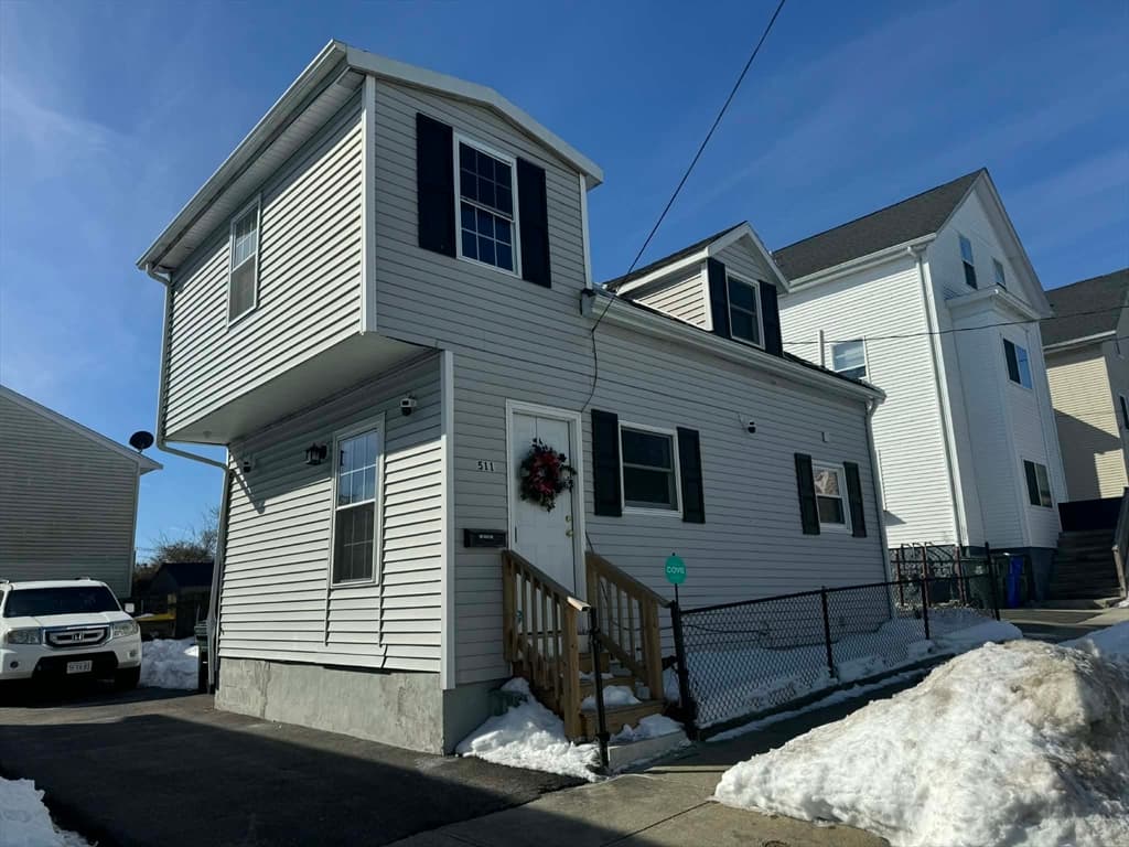 Single Family Residence at 511 Bank St, Fall River MA 02720, photo 2 of 11