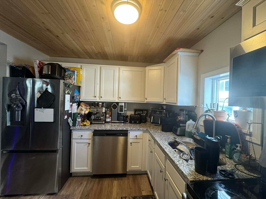 Single Family Residence at 511 Bank St, Fall River MA 02720, photo 6 of 11